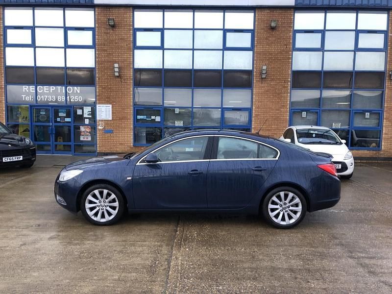 Second-hand Vauxhall Insignia 2011 Albastru Hatchback