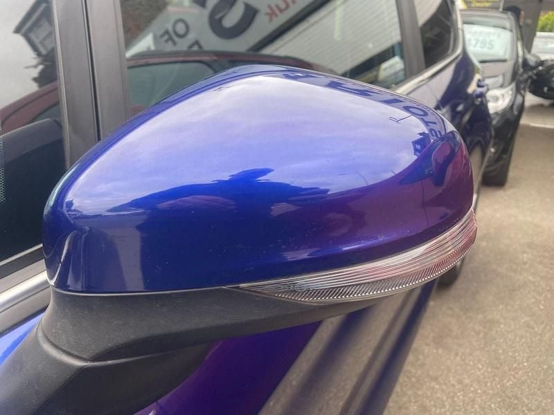 Begagnad Ford Fiesta Titanium 2017 Blå Halvkombi