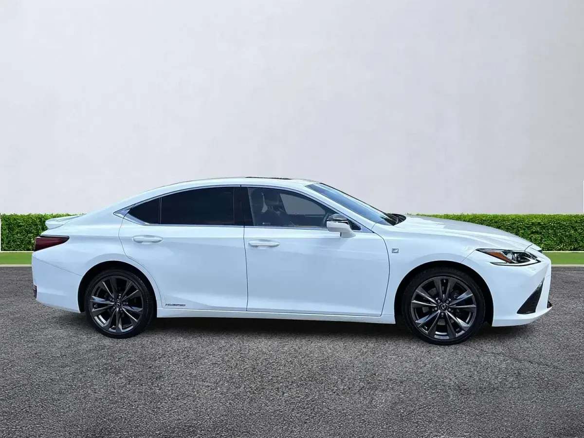 Used Lexus ES300H Sport Line 218 HP (160 kW) 2019 White Sedan