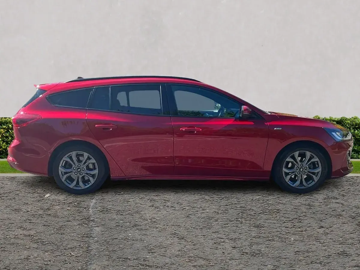 Begagnad Ford Focus ST-Line 2024 Röd Kombi
