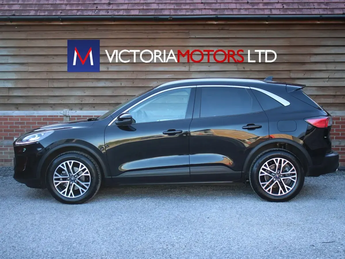 Käytetty Ford Kuga Titanium 150 HP (110 kW) 2024 Musta Katumaasturi