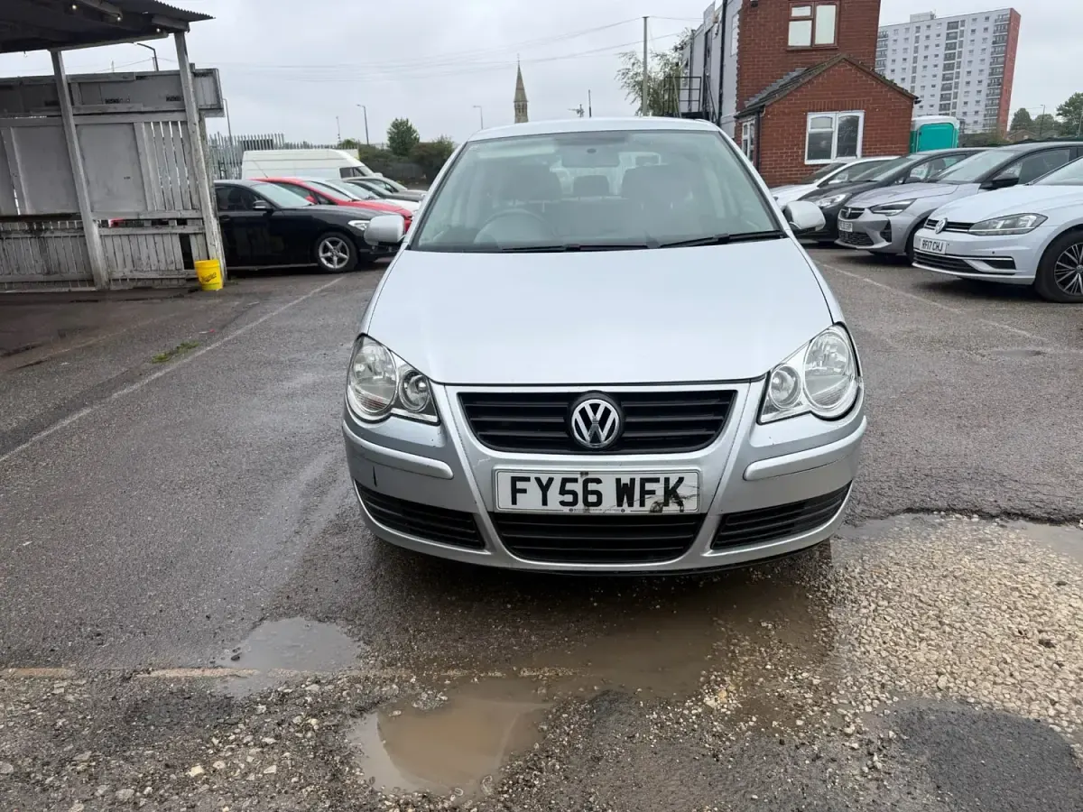 Begagnad VW Polo SE 2006 Silver Halvkombi