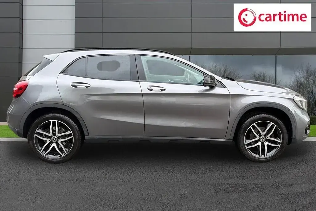 Usado Mercedes GLA180 Urban 122 HP (89 kW) 2019 Cinzento SUV