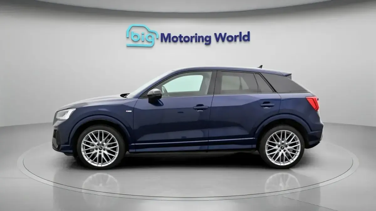 Begagnad Audi Q2 Black Edition 148 HK (108 kW) 2021 Blå SUV