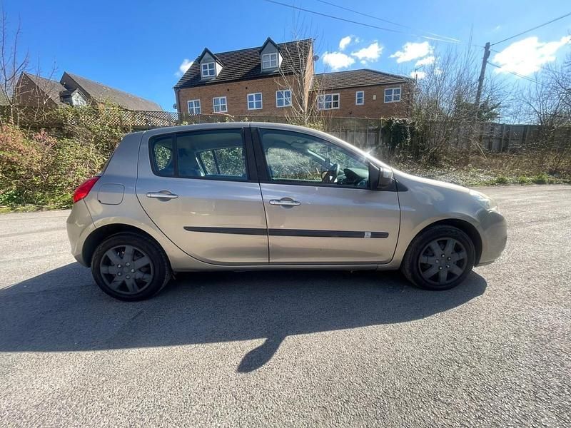 Used Renault Clio II Expression 2010 Beige Hatchback