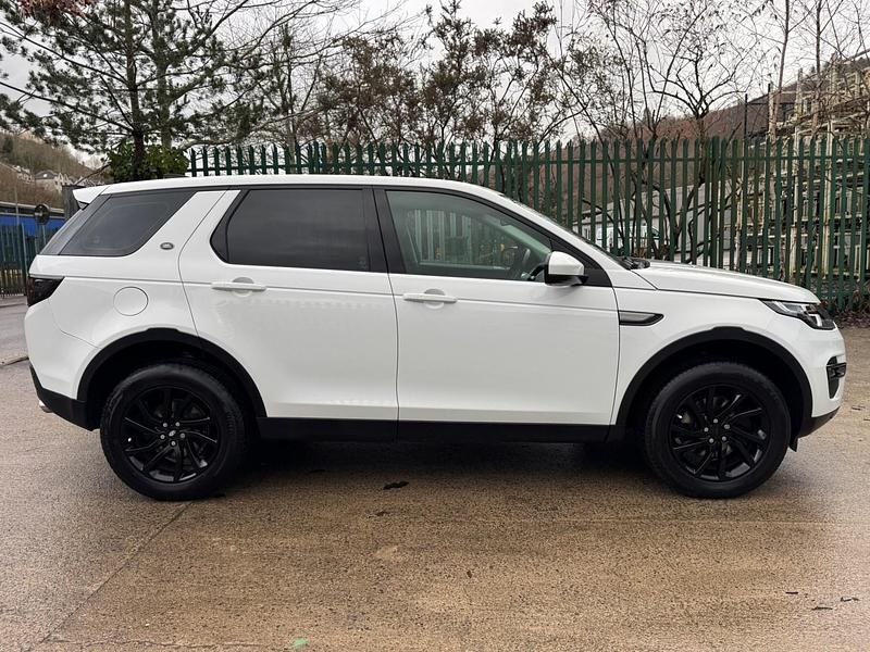 Used Land Rover Discovery Sport SE 180 HP (132 kW) 2017 White SUV