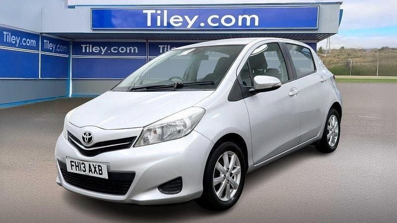 Used Toyota Yaris 99 HP (72 kW) 2013 Silver Hatchback