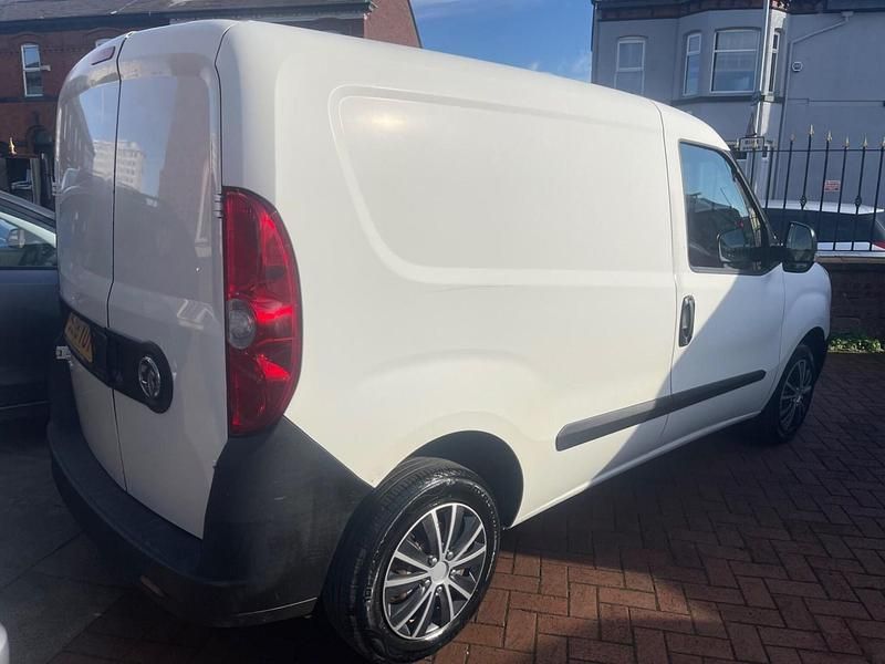 Second-hand Vauxhall Combo 95 CP (69 kW) 2018 Alb Monovolum