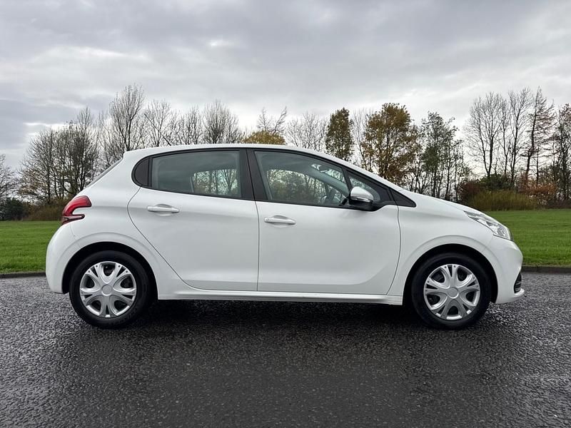 Used Peugeot 208 Access 68 HP (50 kW) 2015 White Hatchback