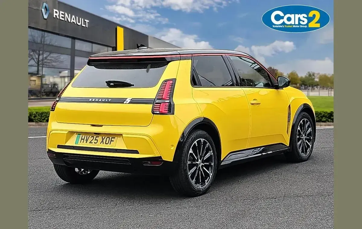 Used Renault R5 Iconic 110 kW (150 HP) 2025 Yellow  Hatchback