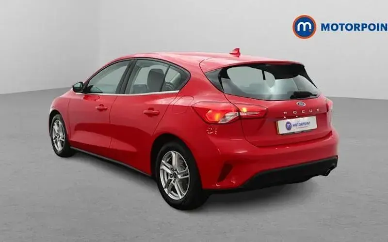 Begagnad Ford Focus Zetec 120 HK (88 kW) 2020 Röd Halvkombi