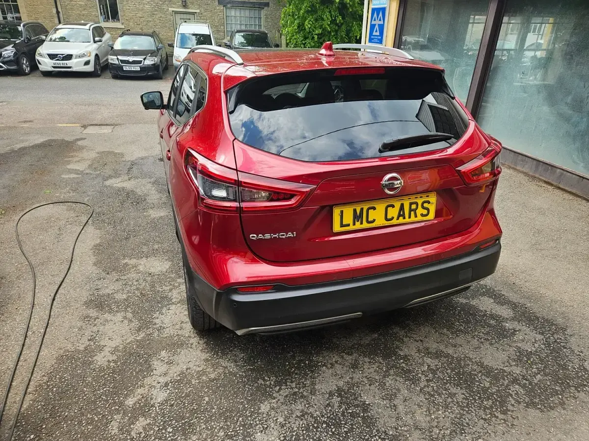Used Nissan Qashqai N-Connecta 115 HP (84 kW) 2017 Red SUV