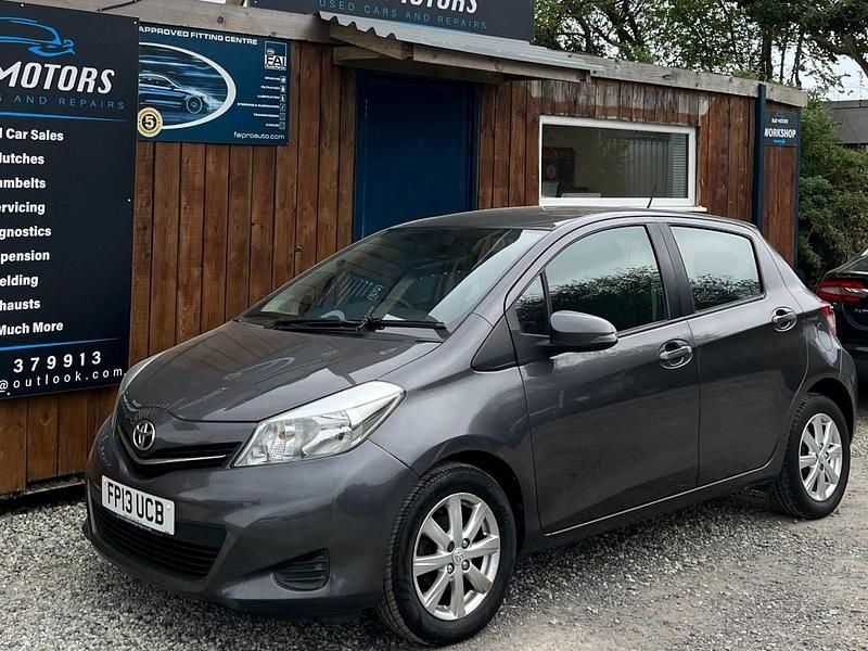 Used Toyota Yaris 99 HP (72 kW) 2013 Grey Hatchback