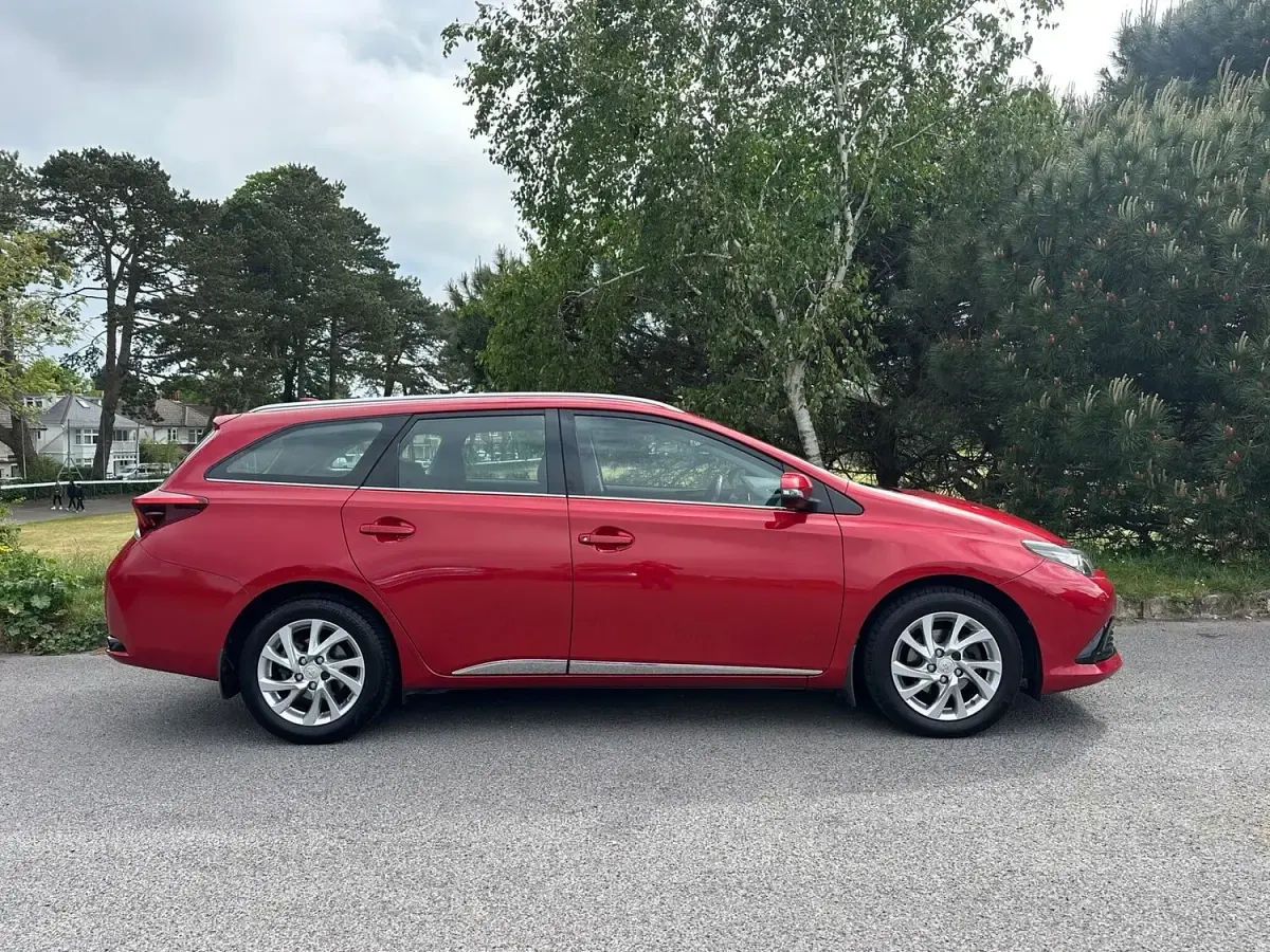 Used Toyota Auris Business Edition 116 HP (85 kW) 2016 Red Estate