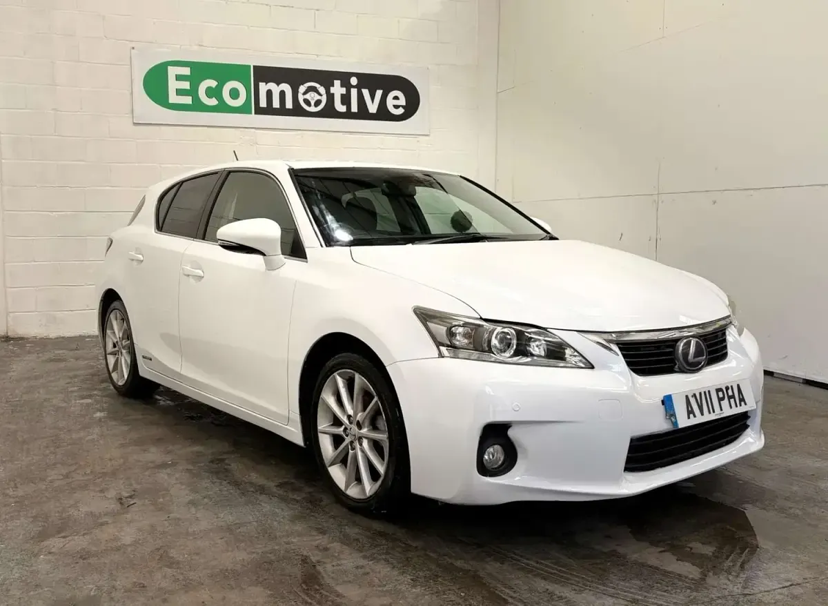 Used Lexus CT200h 136 HP (100 kW) 2011 White Hatchback