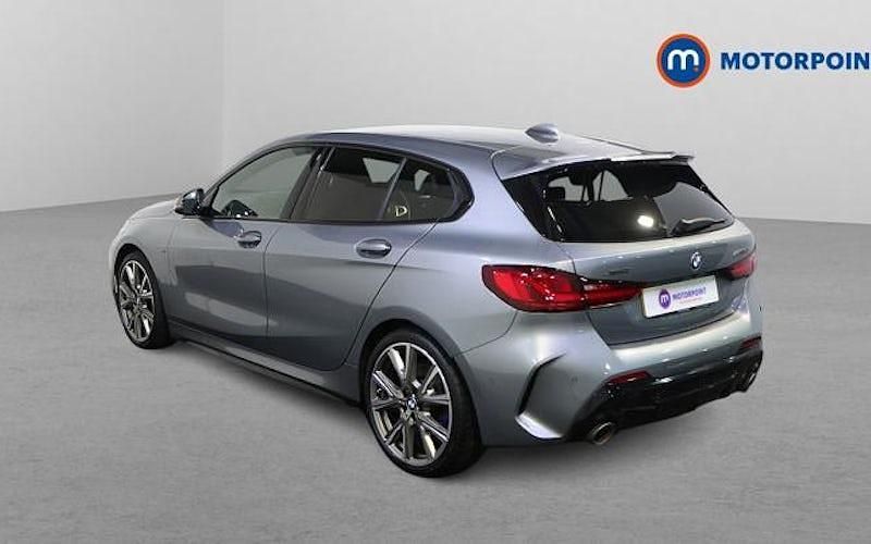 Begagnad BMW M135 306 HK (225 kW) 2024 Grå Halvkombi