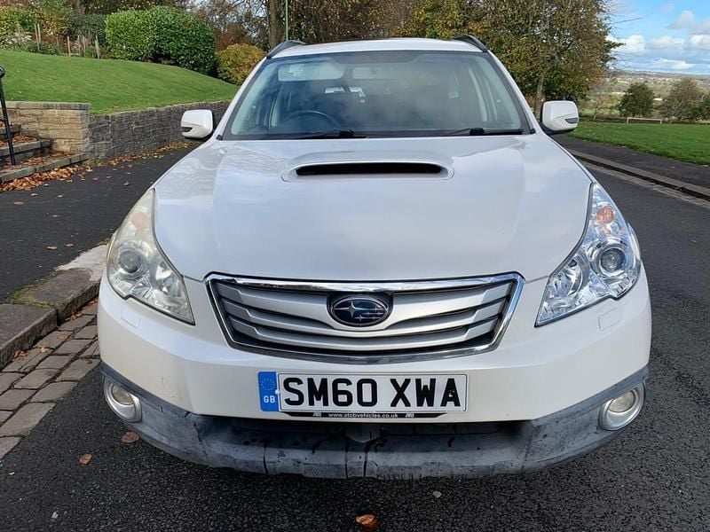 Used Subaru Outback 2011 White Estate