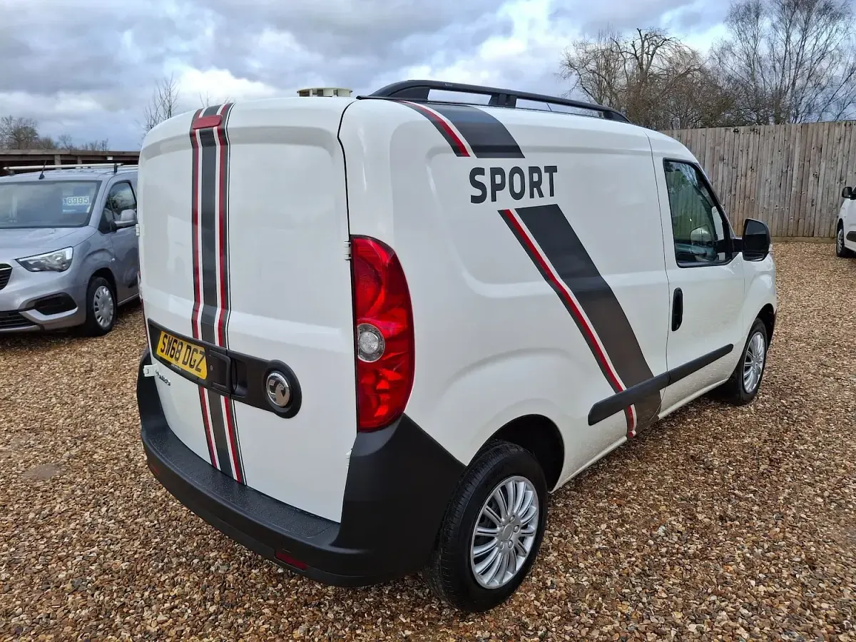 Used Vauxhall Combo 95 HP (69 kW) 2018 White MPV