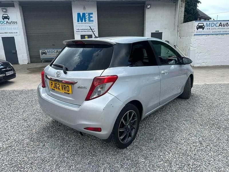 Used Toyota Yaris Trend 99 HP (72 kW) 2013 Silver Hatchback