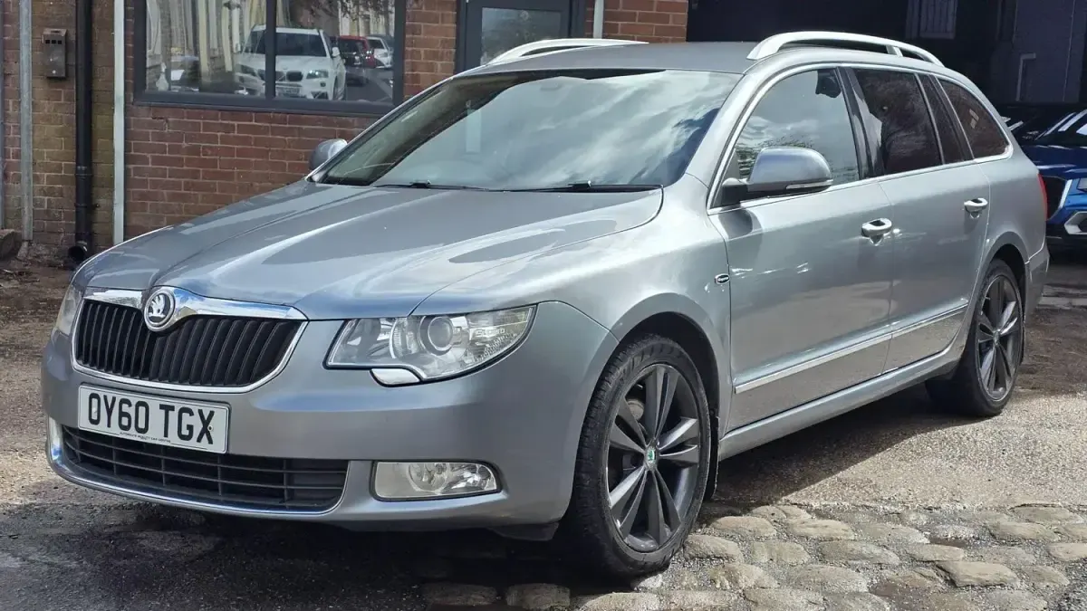 Usado Skoda Superb Elegance 170 CV (125 kW) 2010 Gris Familiar