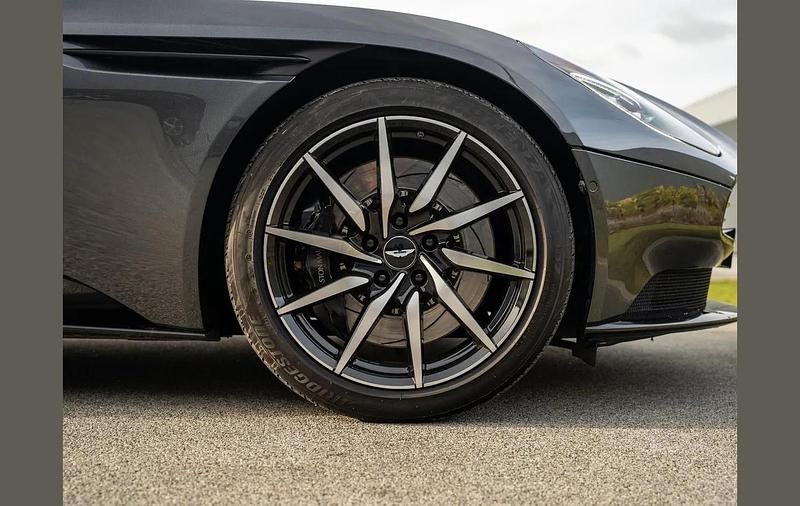 Used Aston Martin DB11 502 HP (369 kW) 2019 Grey Cabriolet