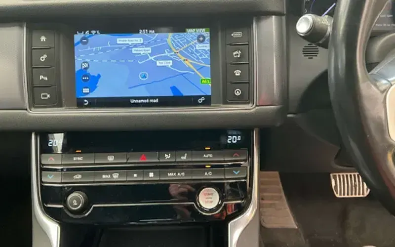 Used Jaguar XF R-Sport 180 HP (132 kW) 2015 White Sedan