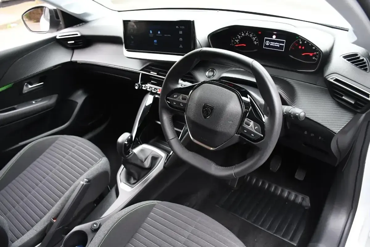 Gebraucht Peugeot 208 Active 74 PS (54 kW) 2023 Weiß Kleinwagen