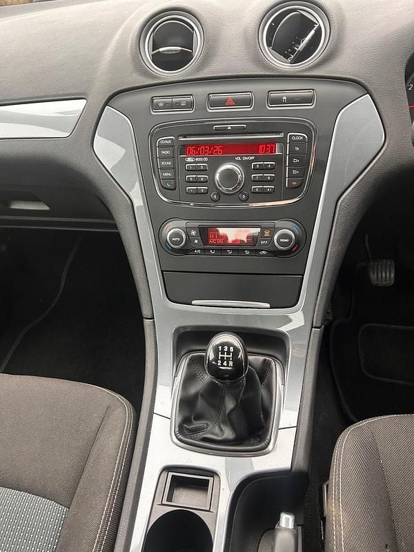 Used Ford Mondeo Zetec 2011 Green Hatchback