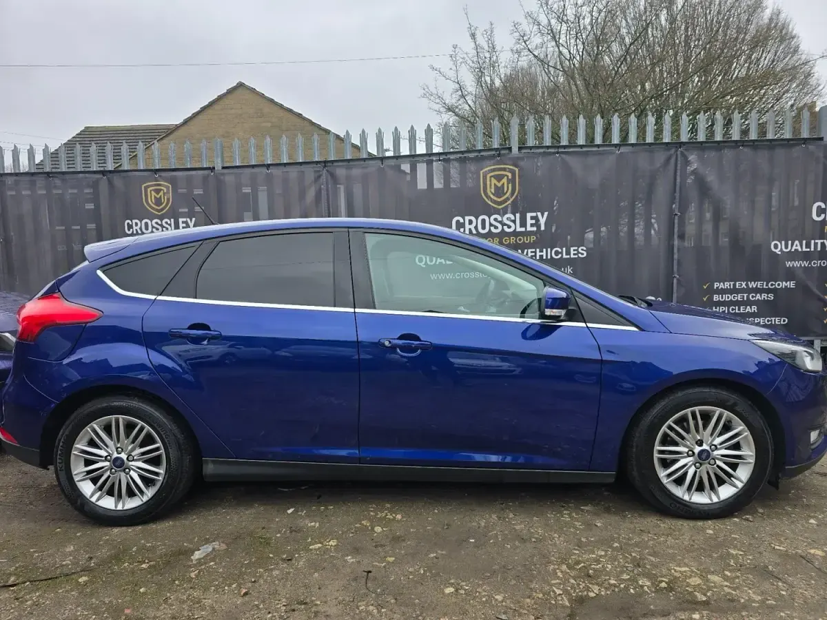 Begagnad Ford Focus Zetec 2017 Blå Halvkombi