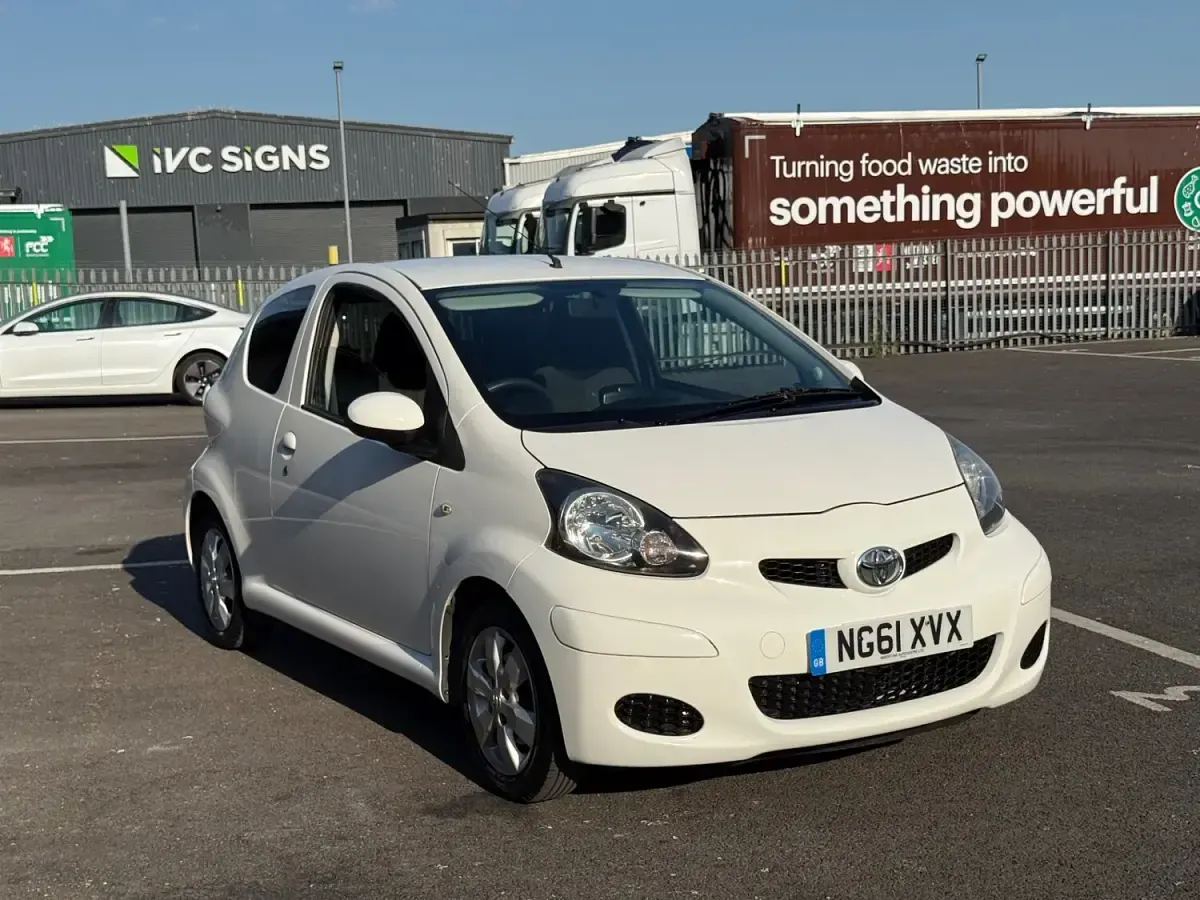 Used Toyota Aygo 68 HP (50 kW) 2011 White Hatchback