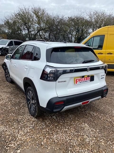 Used Suzuki SX4 129 HP (94 kW) 2024 White Hatchback