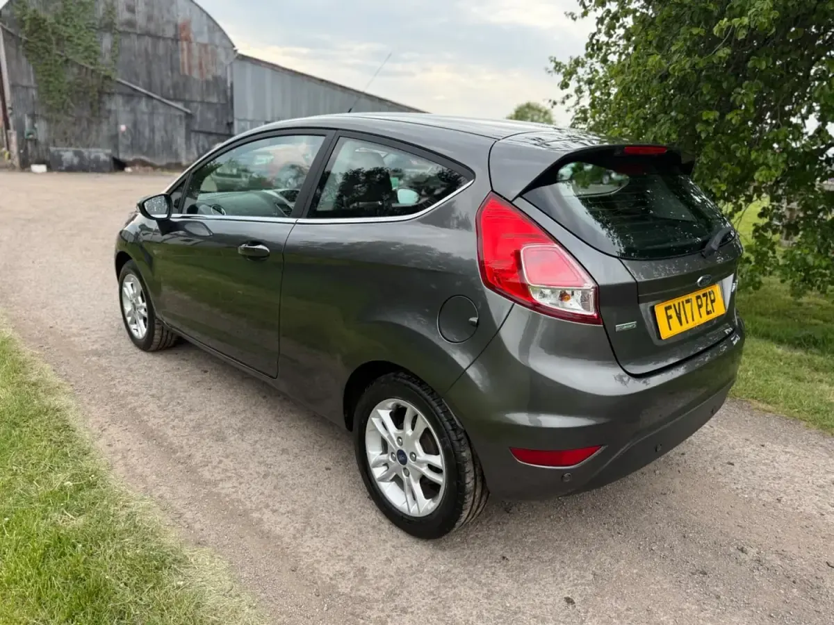 Begagnad Ford Fiesta Zetec 2017 Grå Halvkombi