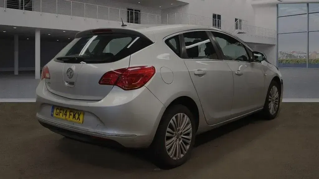 Begagnad Vauxhall Astra Excite 100 HK (73 kW) 2014 Silver Halvkombi
