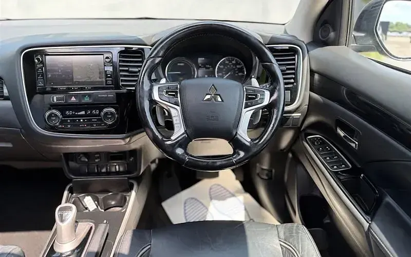 Used Mitsubishi Outlander P-HEV 203 HP (149 kW) 2015 Black SUV