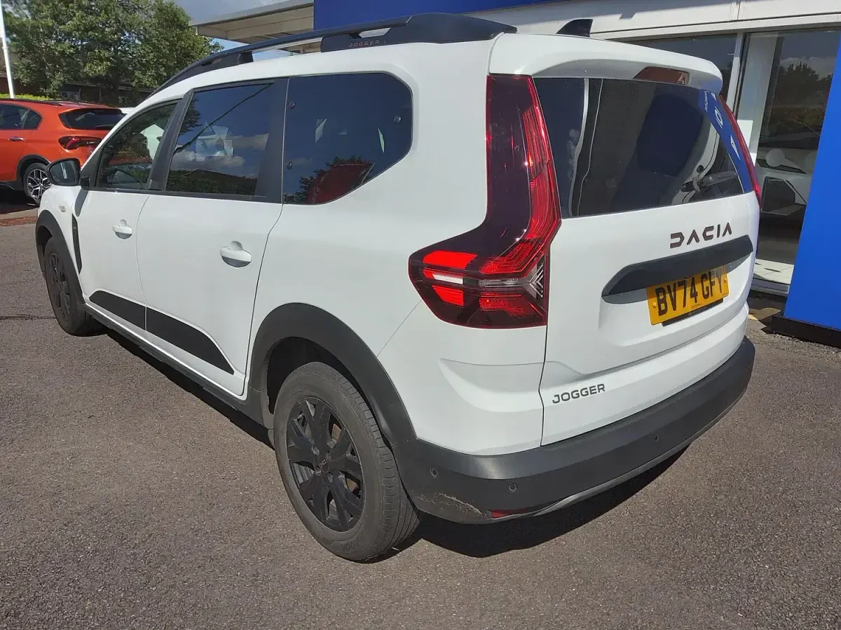 Used Dacia Jogger Extreme 108 HP (79 kW) 2024 White MPV