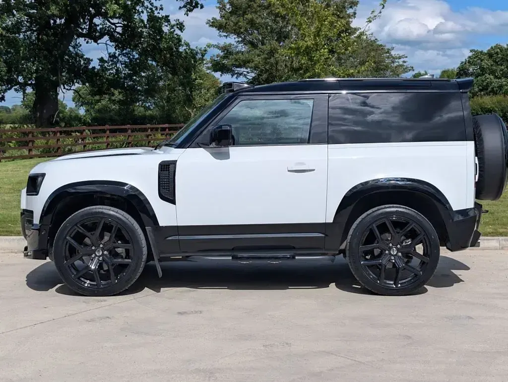 Used Land Rover Defender SE Dynamic 2023 White SUV