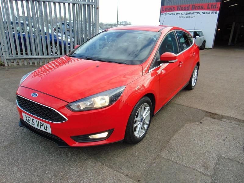 Used Ford Focus Zetec 120 HP (88 kW) 2015 Red Hatchback