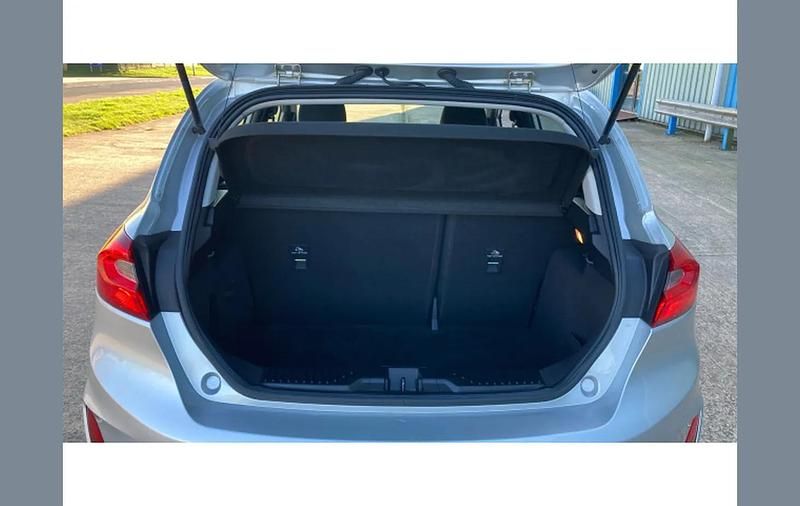 Usado Ford Fiesta Zetec 101 HP (74 kW) 2018 Prateado Citadino