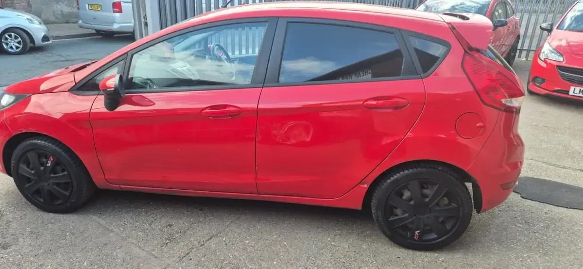 Begagnad Ford Fiesta 2012 Röd Halvkombi