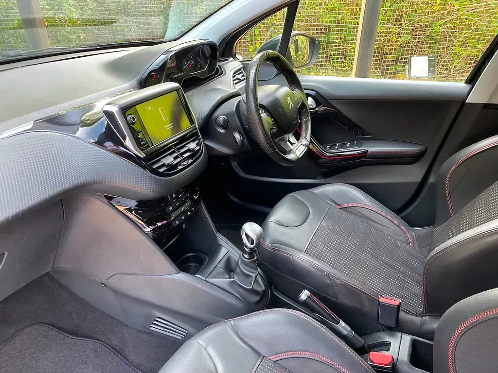 Used Peugeot 208 GT-line 120 HP (88 kW) 2016 Black Hatchback