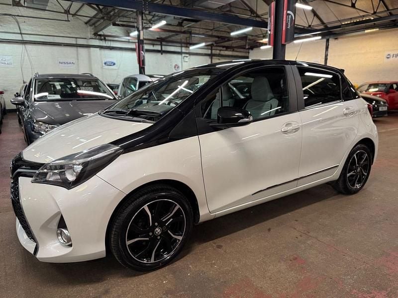 Used Toyota Yaris Design 99 HP (72 kW) 2017 White/black Hatchback
