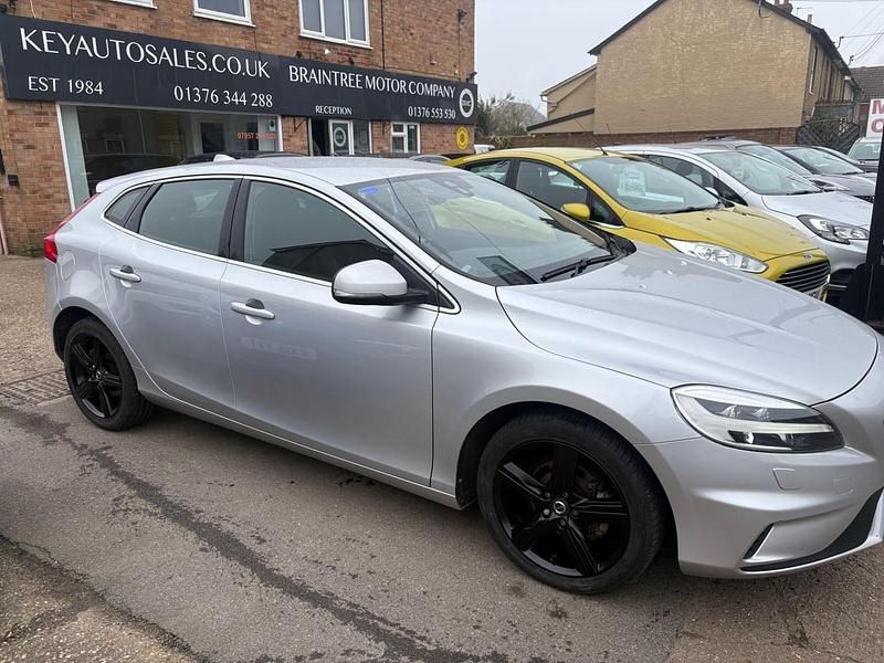 Used Volvo V40 R-Design 120 HP (88 kW) 2017 Silver Hatchback