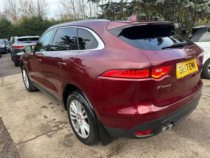 Begagnad Jaguar F-Pace Portfolio 180 HK (132 kW) 2017 Röd SUV