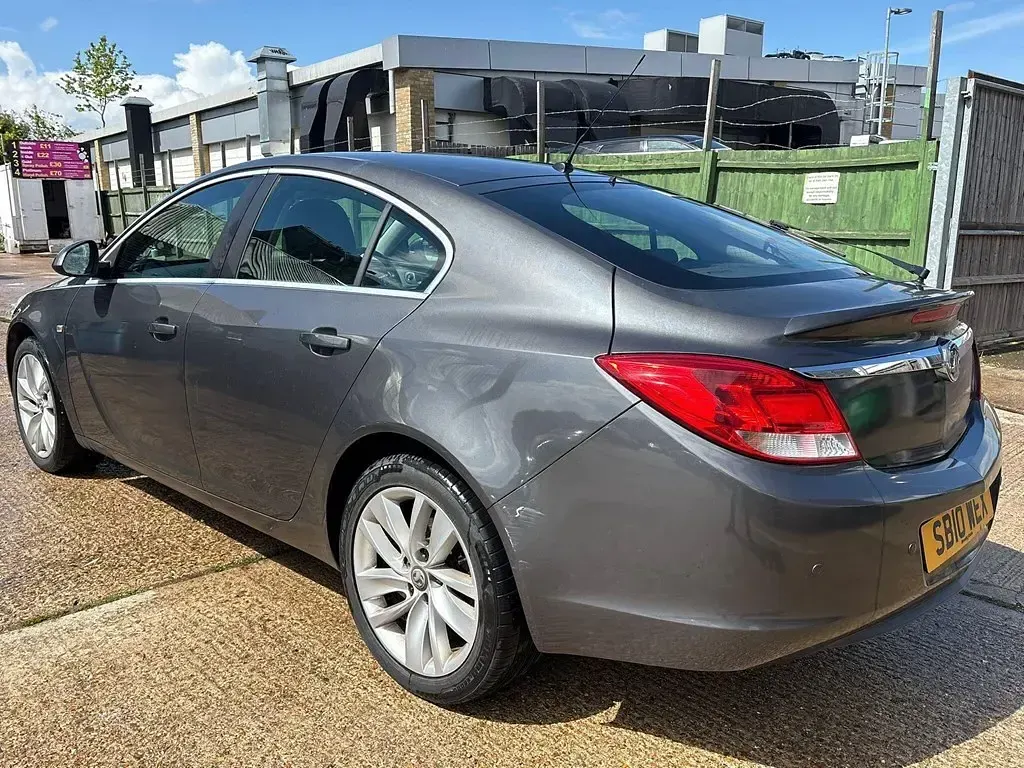 Begagnad Vauxhall Insignia 140 HK (102 kW) 2010 Grå Halvkombi