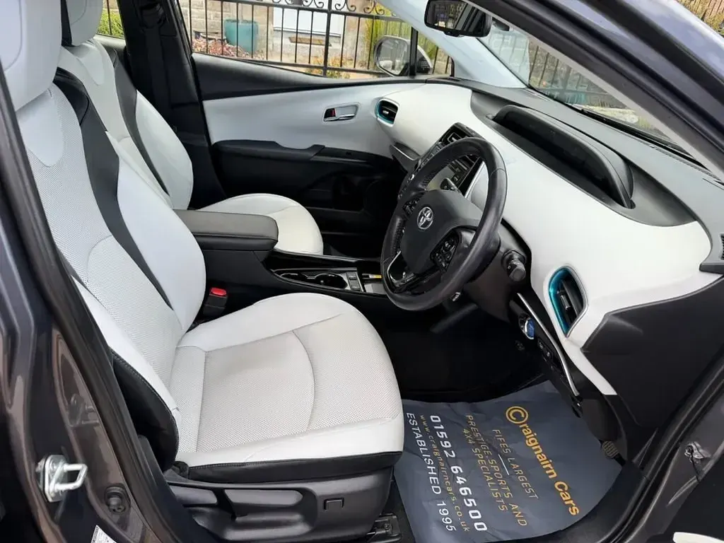 Usado Toyota Prius 122 HP (89 kW) 2020 Cinzento Citadino