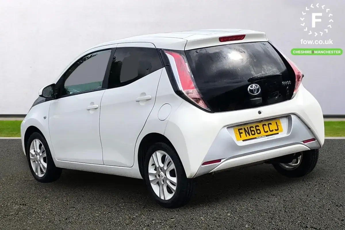 Used Toyota Aygo X-pure 69 HP (50 kW) 2016 White Hatchback