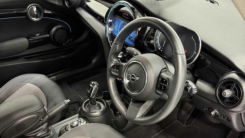 Used Mini Cooper Classic 134 HP (98 kW) 2023 Silver Hatchback