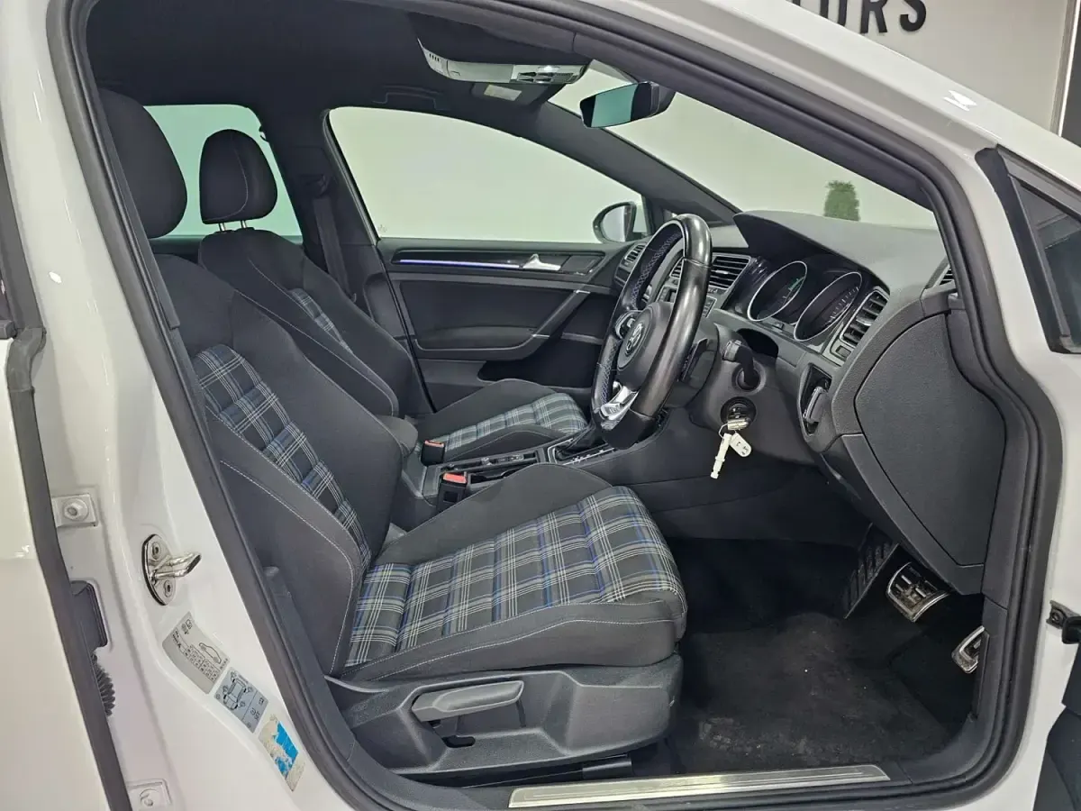 Używany VW Golf VII GTE 204 KM (150 kW) 2016 Biały Hatchback