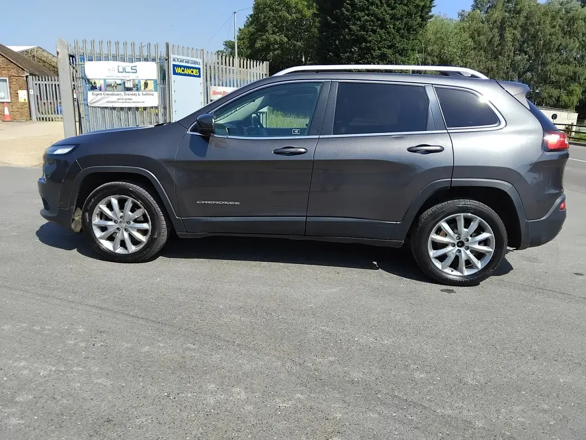 Used Jeep Cherokee Limited 200 HP (147 kW) 2015 Grey SUV