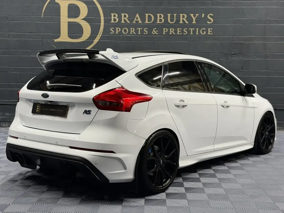 Used Ford Focus RS 350 HP (257 kW) 2017 White Hatchback